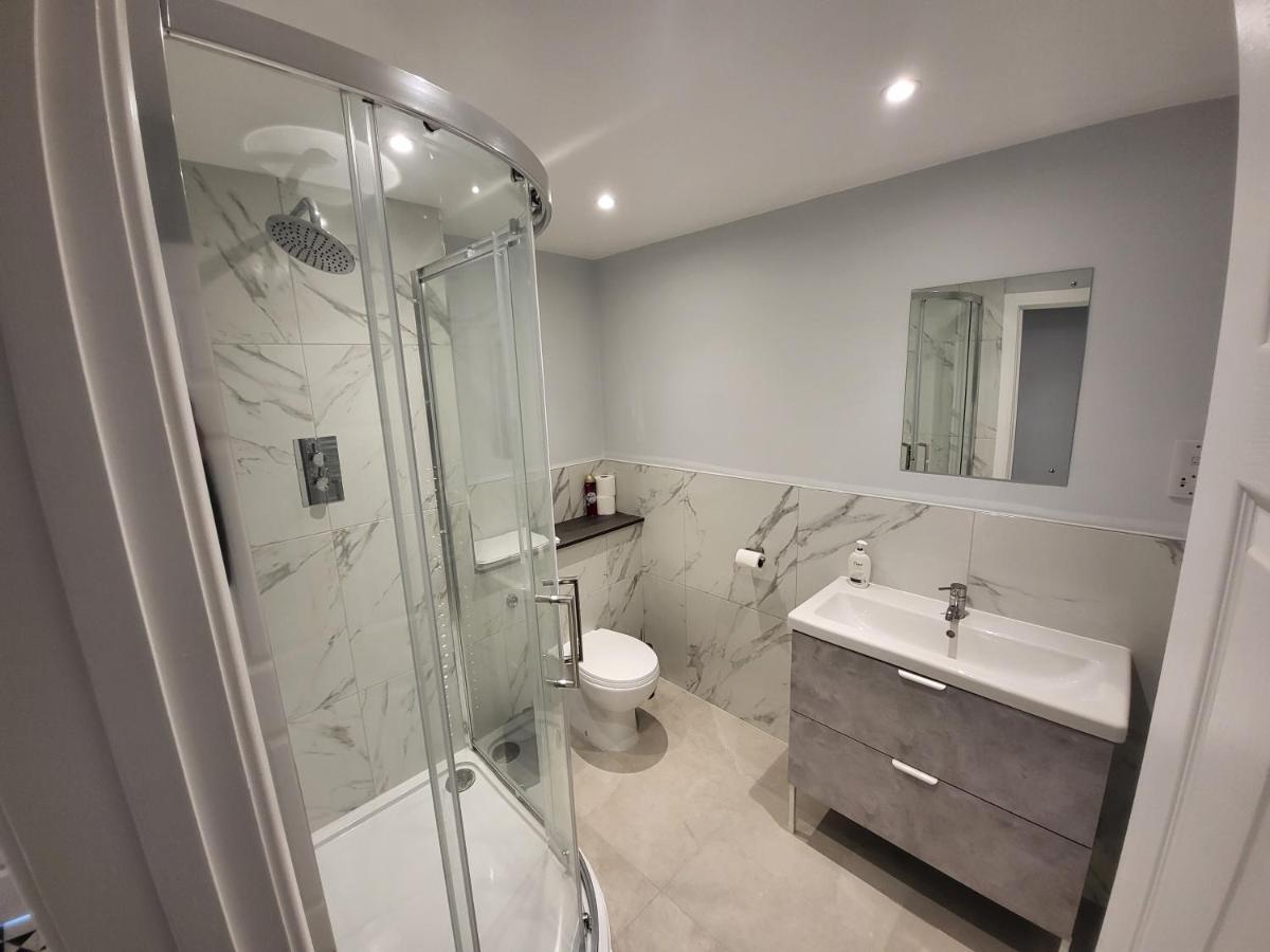High Spec Large 6 Bedroom House! Kingston upon Thames  Exterior photo